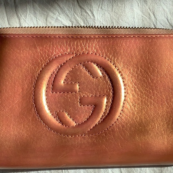 Gucci Handbags - Beautiful Gucci Soho Metallic Wallet 🤎🤎